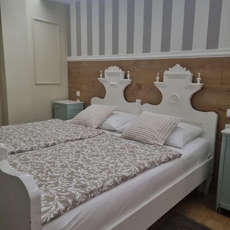 Villa Lucia - Apartments&Rooms Slavonski Brod Buitenkant foto