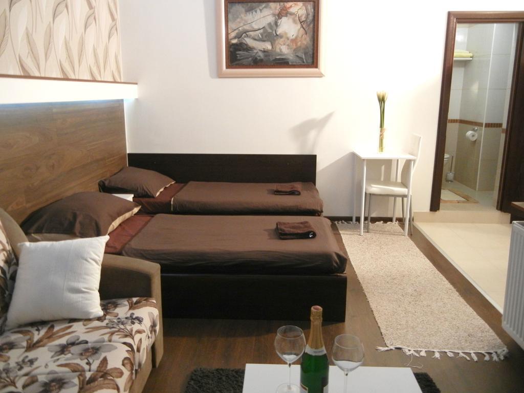 Villa Lucia - Apartments&Rooms Slavonski Brod Buitenkant foto